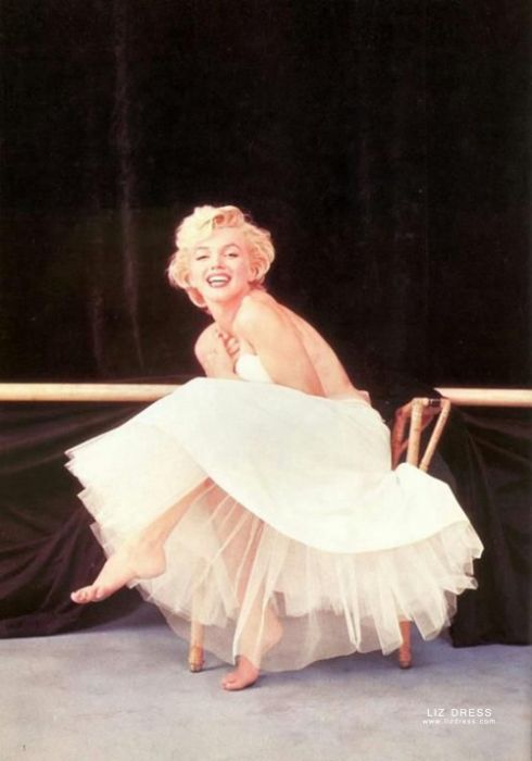 Marilyn Monroe Ballerina Sitting ...