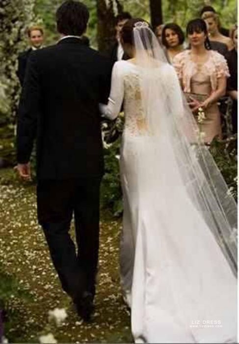 Twihards: We (Might) Know Who Designed Bella Swan's Wedding Dress! Which of  These Dresses from the Designer Do You Think She'd Wear? | Glamour